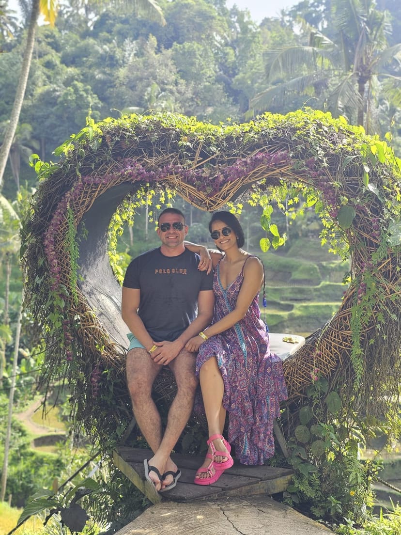 Casal em coração de folhas